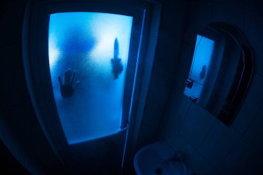 Korku penceresinde kadın silüeti. Korkunç Cadılar Bayramı kavramı bulanık silueti banyoda cadı