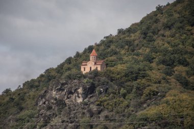 Eski antik Arnavutça Kilisesi Mountain, Qax, Azerbaycan