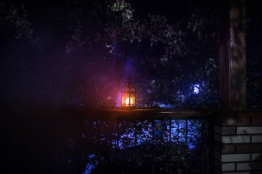 Retro tarzı fener gece. Güzel renkli bahçe balkon lamba yanar. Seçici odak