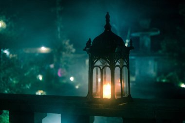 Retro tarzı fener gece. Güzel renkli bahçe balkon lamba yanar. Seçici odak