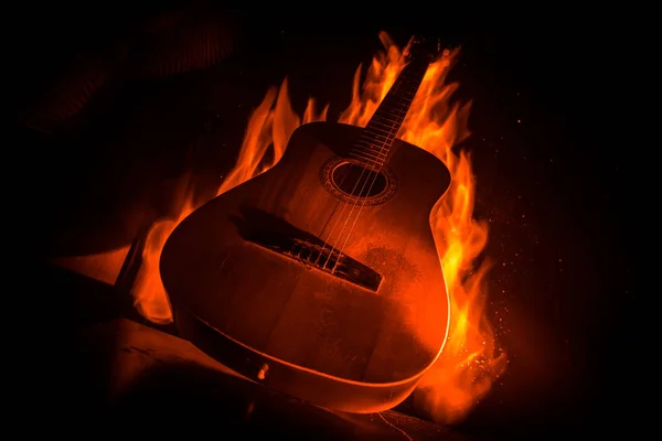 Concept Musical Guitare Acoustique Sur Fond Sombre Sous Faisceau Lumière — Photo