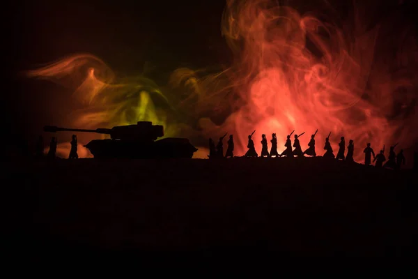 战争概念 在战争雾的天空背景下 军事轮廓的战斗场景 第二次世界大战德国坦克轮廓在乌云的天空下 在夜晚 攻击现场 装甲车辆 坦克大战 — 图库照片
