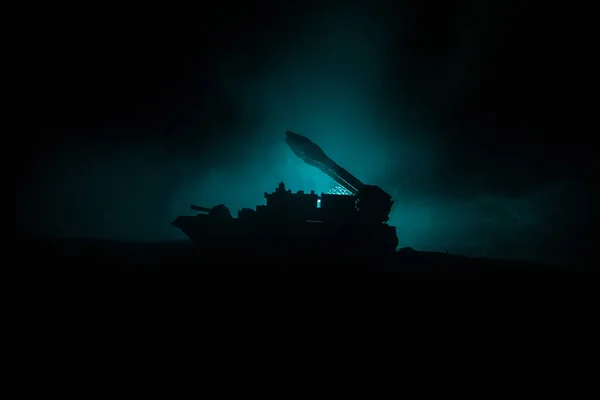 海の戦いのシーン 暗い霧の中での軍事戦争船のシルエットを背景に空のトーン 爆発と装飾としての火災と劇的な戦争シーン 選択的焦点 — ストック写真