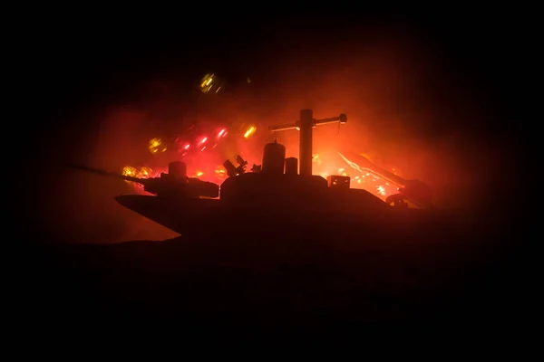 Deniz Savaşı Sahnesi Karanlık Sisli Arka Planda Askeri Savaş Gemisinin — Stok fotoğraf