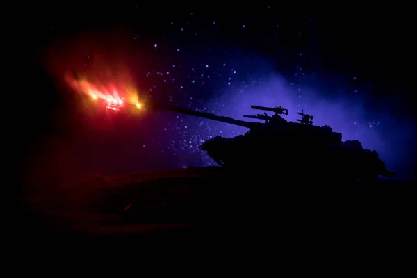 Koncept Války Obrněný Tank Silueta Pod Mlhavé Oheň Obloha Noci — Stock fotografie