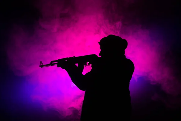 Silhouet Van Man Met Assault Rifle Klaar Vallen Donker Getinte — Stockfoto