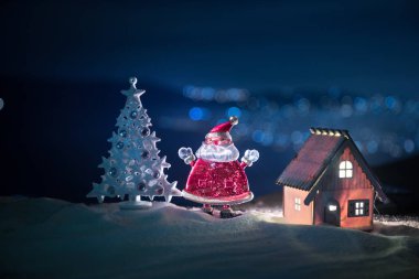 Noel süsleri. Güzel tatil ile kar köknar ağacı ayakta arka plan ve geleneksel tatil özniteliklerini süslenmiş. Seçici odak. Metniniz için boş alanı