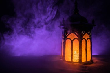 Gece kar üzerinde Noel Fener. Festival koyu arka plan. Yeni yıl natürmort kartpostal. Lamba parlayan mum ile karda geceleri kapalı. Tatil kavramı. Sanat