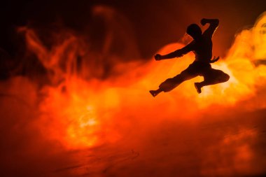 Karate sporcular sahne mücadele. Karakter karate. Şekil sanat dekorasyon poz. Spor Scramble veya karate ışık ile dekore edilmiş sisli arka plan üzerinde pratik adam.