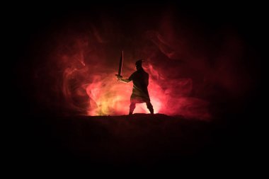 Ortaçağ savaş sahnesi. Siluetleri şekiller ayrı nesneler olarak mücadele koyu tonda sisli arka plan savaşçılar arasında. Gece sahne. Seçici odak