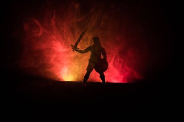 Ortaçağ savaş sahnesi. Koyu tonda sisli arka plan savaşçı silüeti. Gece sahne. Seçici odak