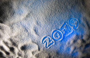 2019 kar üzerinde yazılı. Mutlu yeni yıl 2019. Metniniz için boş alanı. Resim dekorasyon