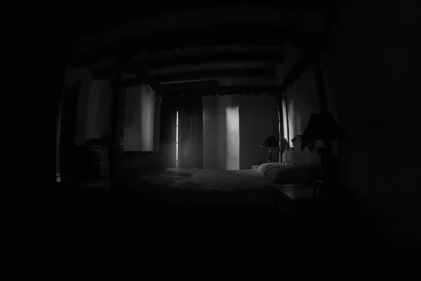 Ürpertici Yatak Odası Sahne Antika Korkunç Yatak Odası Penceresi Karanlık — Stok fotoğraf