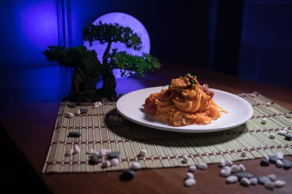 Vista Cerca Del Plato Con Comida Japonesa Interior Japón Comida —  Fotos de Stock