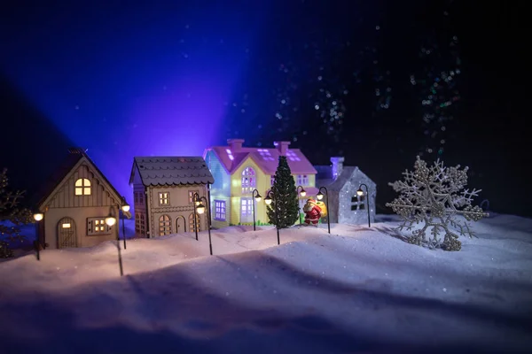 小装饰可爱的小房子在雪中的冬天 圣诞节和新年微型房子在雪中与冷杉树 假日概念 选择性对焦 — 图库照片