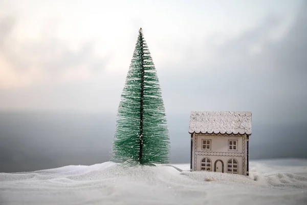 Χριστούγεννα Και Πρωτοχρονιά Σπίτι Μικρογραφία Στο Χιόνι Στο Φως Του — Φωτογραφία Αρχείου