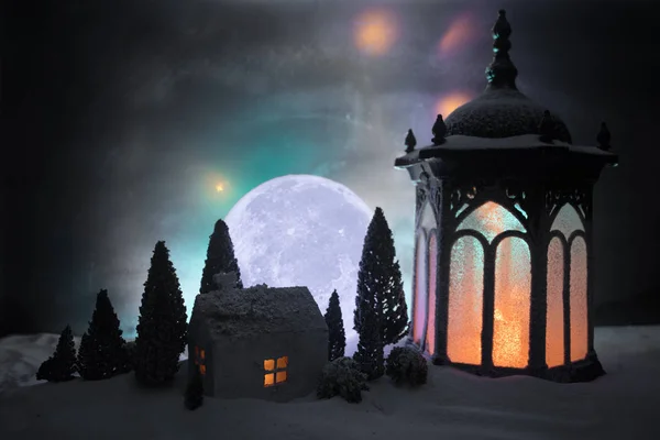 Weihnachtslaterne Auf Schnee Mit Miniaturhaus Tanne Und Mond Der Nacht — Stockfoto