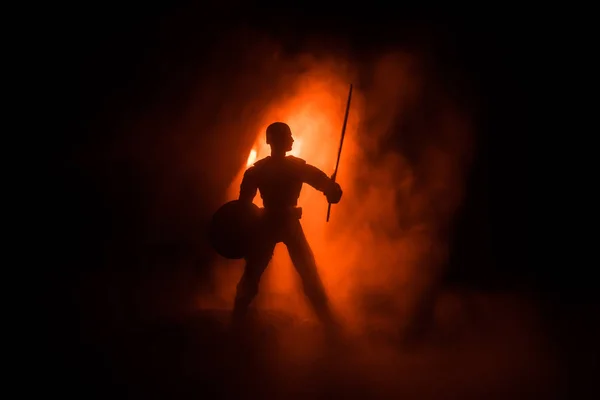 Mittelalterliche Schlachtszene Silhouette Eines Kriegers Auf Dunkel Getöntem Nebeligen Hintergrund — Stockfoto