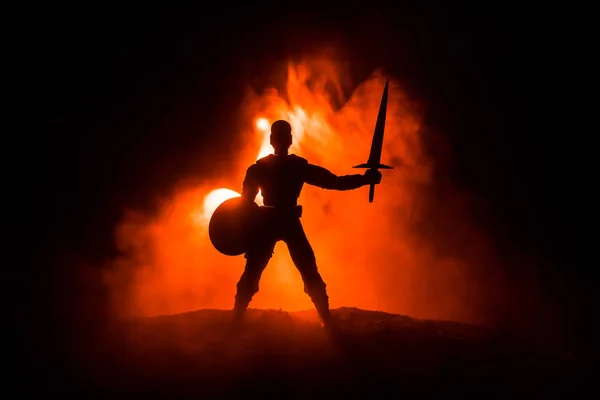 Mittelalterliche Schlachtszene Silhouette Eines Kriegers Auf Dunkel Getöntem Nebeligen Hintergrund — Stockfoto