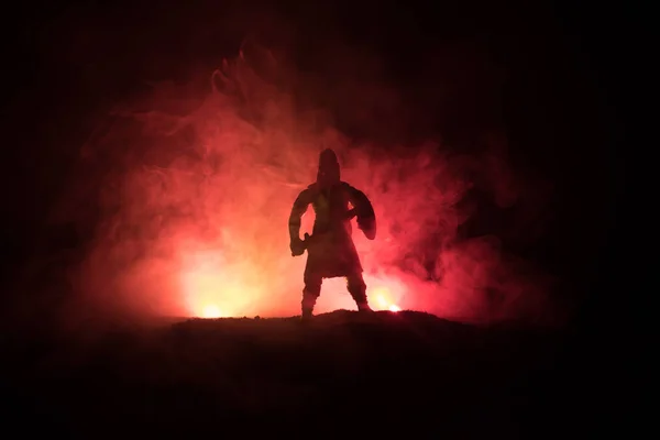 Medieval Battle Scene Silhouette Warrior Dark Toned Foggy Background Night — Stock Photo, Image