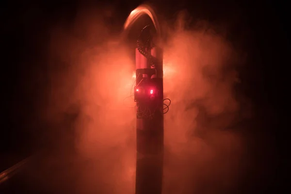 Obrázek Časovaná Bomba Proti Tmavým Pozadím Odpočet Výbuchu Osvětlená Hřídeli — Stock fotografie