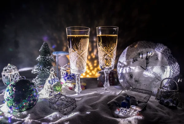 Dwie Szklanki Szampana Świątecznych Dekoracji Tradycyjne Zimowe Wakacje Alkoholu Pić — Zdjęcie stockowe