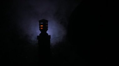 Retro tarzı fener gece. Güzel renkli bahçe balkon lamba yanar. Seçici odak