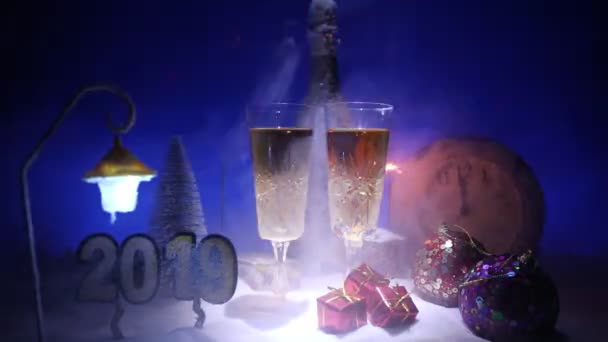 Два Келихи Шампанського Різдвяною Прикрасою Традиційний Зимовий Відпочинок Алкогольний Напій — стокове відео