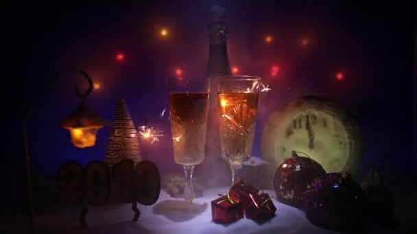 Due Bicchieri Champagne Con Decorazione Natalizia Bevanda Alcolica Vacanza Invernale — Video Stock