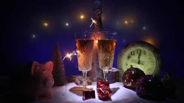 Deux Verres Champagne Avec Décoration Noël Boisson Alcoolisée Traditionnelle Des — Video