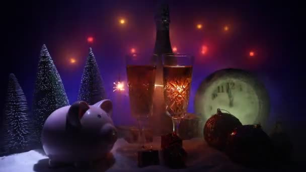 两杯带圣诞装饰的香槟 传统的寒假酒精饮料在雪与创造性的新年艺术品 复制空间 选择性对焦 — 图库视频影像