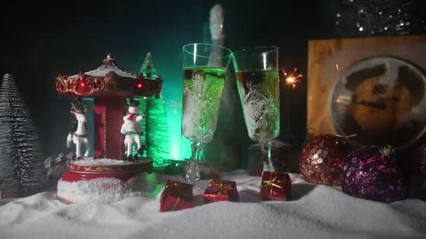 Glass Champagne Til Julepynt Tradisjonell Alkoholdrikk Vinteren Snø Med Kreativ – stockvideo