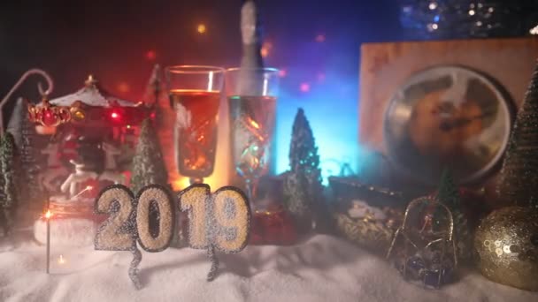 Zwei Gläser Champagner Mit Weihnachtsdekoration Traditioneller Winterurlaub Alkohol Trinken Schnee — Stockvideo