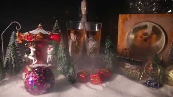 Deux Verres Champagne Avec Décoration Noël Boisson Alcoolisée Traditionnelle Des — Video