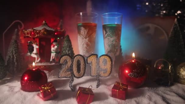 Twee Glazen Van Champagne Met Decoratie Van Kerstmis Traditionele Winter — Stockvideo