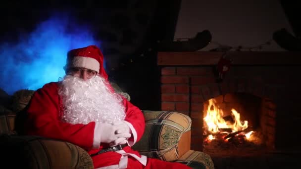 Père Noël Reposer Dans Une Chaise Confortable Près Cheminée Maison — Video