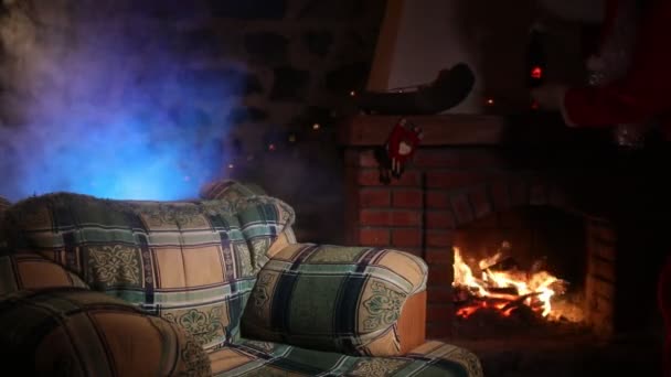 Der Weihnachtsmann Macht Sich Hause Einem Bequemen Stuhl Kamin Gemütlich — Stockvideo