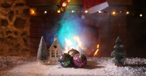 圣诞室内设计 特写镜头查看桌子上的圣诞装饰与雪和壁炉的背景 文本的空空间 选择性对焦 — 图库视频影像