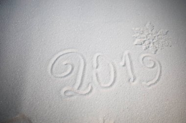 2019 kar üzerinde yazılı. Mutlu yeni yıl 2019. Metniniz için boş alanı. Resim dekorasyon
