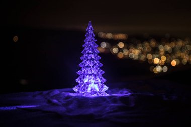 Noel süsleri. Güzel tatil ile kar köknar ağacı ayakta arka plan ve geleneksel tatil özniteliklerini süslenmiş. Seçici odak. Metniniz için boş alanı