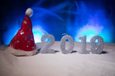 kar üzerinde 2019 rakamlar. Mutlu yeni yıl 2019 kavramı. Metniniz için boş alanı. Dekore edilmiş arka plan.