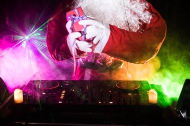 Komik 2019 yılı domuz kavramı. DJ Santa domuz maskesi New Year's Eve olayda karıştırma yılbaşı partisinde. Arka planda disko ışıkları.