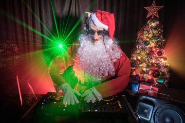 Komik 2019 yılı domuz kavramı. DJ Santa domuz maskesi New Year's Eve olayda karıştırma yılbaşı partisinde. Arka planda disko ışıkları.