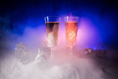 İki bardak şampanya Noel dekorasyonu ile. Geleneksel kış tatil alkol yaratıcı yeni yıl sanat eseri ile karda. Uzay kopyalayın. Seçici odak