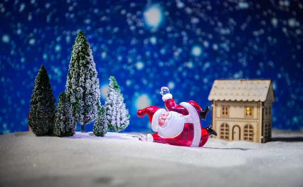 Festlicher Hintergrund Weihnachtsdekoration Weihnachtsmann Oder Schneemann Steht Auf Schnee Mit — Stockfoto