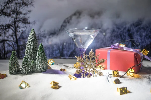 Χειμώνα Κοκτέιλ Αλκοολούχα Ποτά Και Χιόνι Σκηνή Ένα Θέμα Χριστουγέννων — Φωτογραφία Αρχείου