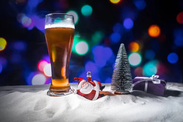 Caneca Cerveja Com Decoração Natal Copo Cerveja Leve Com Espuma — Fotografia de Stock