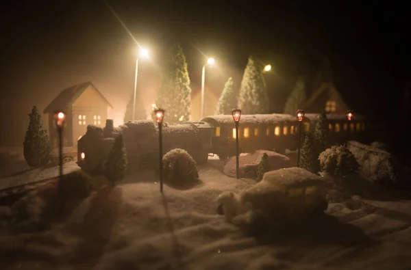 Миниатюра Зимней Сцены Рождественскими Домами Вокзалом Деревьями Покрытыми Снегом Вечерняя — стоковое фото