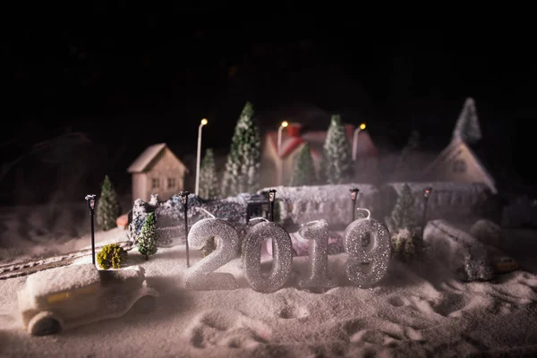 冬天的场景的缩影与圣诞房子 火车站 覆盖着雪 新年或圣诞节的概念 选择性对焦 — 图库照片