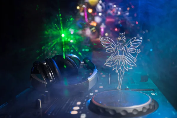 Mixer Met Koptelefoon Donkere Nachtclub Achtergrond Met Kerstboom New Year — Stockfoto
